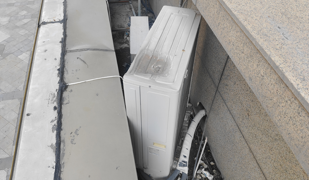 海信5匹室外机安装夹道环境实拍