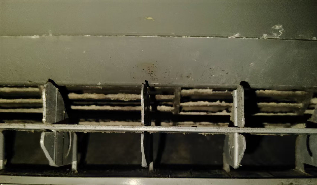 天桥区西苑小区美的空调制冷差缺氟加氟内机风轮蒸汽清洗维修案例